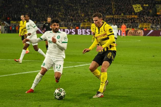 Dortmund, Deutschland 19. Februar 2025: Champions League - 2024 2025 - Borussia Dortmund vs. Sporting Lissabon Im Bild: v.li. im Zweikampf Ricardo Esgaio (Sporting Lissabon) und Pascal Groß Gross (BVB) Signal Iduna Park Nordrhein Westfalen Copyright: xFotostandx xFantinix