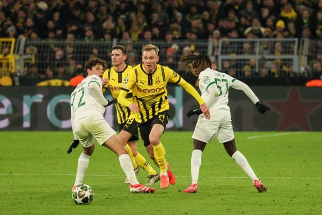 Dortmund, Deutschland 19. Februar 2025: Champions League - 2024 2025 - Borussia Dortmund vs. Sporting Lissabon Im Bild: v.li. im Zweikampf Eduardo Quaresma (Sporting Lissabon), Maximilian Beier (BVB), Pascal Groß Gross (BVB) und Geovany Quenda (Sporting Lissabon) Signal Iduna Park Nordrhein Westfalen Copyright: xFotostandx xFantinix