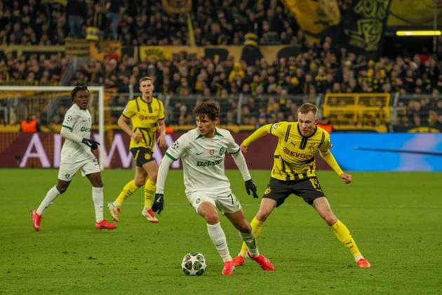 Dortmund, Deutschland 19. Februar 2025: Champions League - 2024 2025 - Borussia Dortmund vs. Sporting Lissabon Im Bild: v.li. im Zweikampf Eduardo Quaresma (Sporting Lissabon) und Maximilian Beier (BVB) Signal Iduna Park Nordrhein Westfalen Copyright: xFotostandx xFantinix