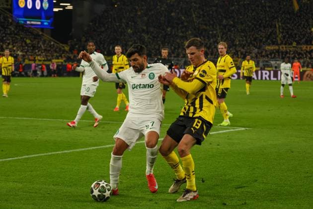 Dortmund, Deutschland 19. Februar 2025: Champions League - 2024 2025 - Borussia Dortmund vs. Sporting Lissabon Im Bild: v.li. im Zweikampf Ricardo Esgaio (Sporting Lissabon) und Pascal Groß Gross (BVB) Signal Iduna Park Nordrhein Westfalen Copyright: xFotostandx xFantinix