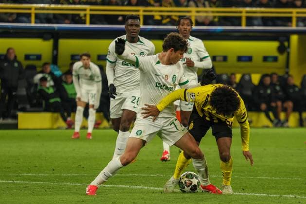 Dortmund, Deutschland 19. Februar 2025: Champions League - 2024 2025 - Borussia Dortmund vs. Sporting Lissabon Im Bild: v.li.im Zweikampf Eduardo Quaresma (Sporting Lissabon) und Karim Adeymi (BVB) Signal Iduna Park Nordrhein Westfalen Copyright: xFotostandx xFantinix