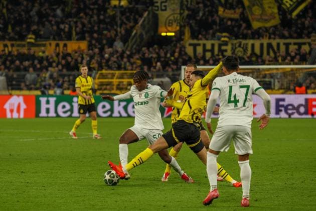 Dortmund, Deutschland 19. Februar 2025: Champions League - 2024 2025 - Borussia Dortmund vs. Sporting Lissabon Im Bild: v.li. im Zweikampf Alexandre Brito (Sporting Lissabon), Waldemar Anton (BVB) und Ramy Bensebaini (BVB) Signal Iduna Park Nordrhein Westfalen Copyright: xFotostandx xFantinix