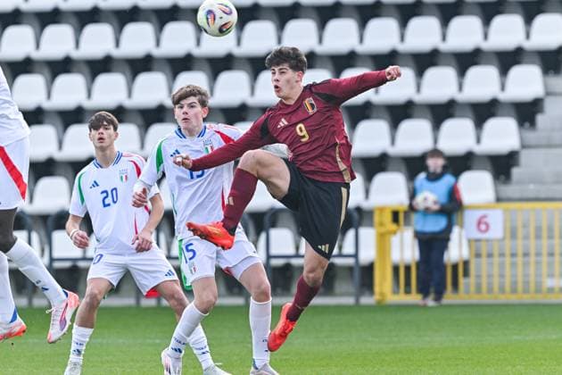 U16 BELGIUM VS ITALY Rocca Edoardo (15) of Italy , Niels Filippo (9) of Belgium Niels Filippo (9) of Belgium pictured during a friendly U16 soccer game between Belgium and Italy , on Wednesday 19 February 2025 in Tubeke , Belgium . PHOTO SPORTPIX Stijn Audooren Tubeke RBFA Proximus Basecamp Belgium  Copyright: xSportpix.bex xStijnxAudoorenxStijnxAudoorenx