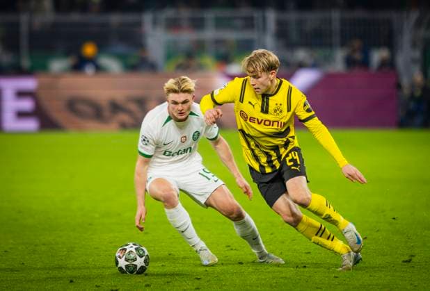 Dortmund, Germany. 19th Feb 2025. Daniel Svensson (BVB) Conrad Harder (SP) Borussia Dortmund - Sporting Lisbon Borussia Dortmund - Sporting Lissabon 19.02.2025