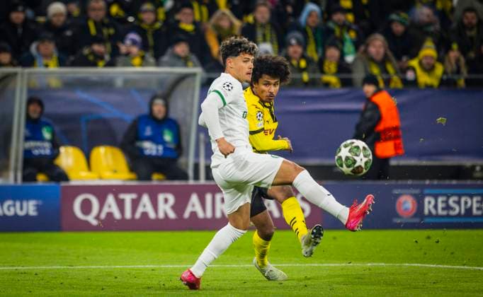 Dortmund, Germany. 19th Feb 2025. Karim Adeyemi (BvB) Maxi Araujo (SP) Borussia Dortmund - Sporting Lisbon Borussia Dortmund - Sporting Lissabon 19.02.2025