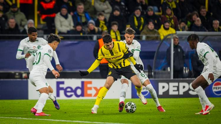 Dortmund, Germany. 19th Feb 2025. Gio Reyna (BvB) Zeno Debast (SP) Borussia Dortmund - Sporting Lisbon Borussia Dortmund - Sporting Lissabon 19.02.2025