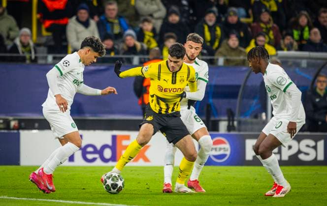 Dortmund, Germany. 19th Feb 2025. Gio Reyna (BvB) Zeno Debast (SP) Borussia Dortmund - Sporting Lisbon Borussia Dortmund - Sporting Lissabon 19.02.2025