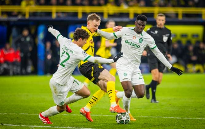 Dortmund, Germany. 19th Feb 2025. Maximilian Beier (BvB) Eduardo Quaresma, Ousmane Diomande (SP) Borussia Dortmund - Sporting Lisbon Borussia Dortmund - Sporting Lissabon 19.02.2025