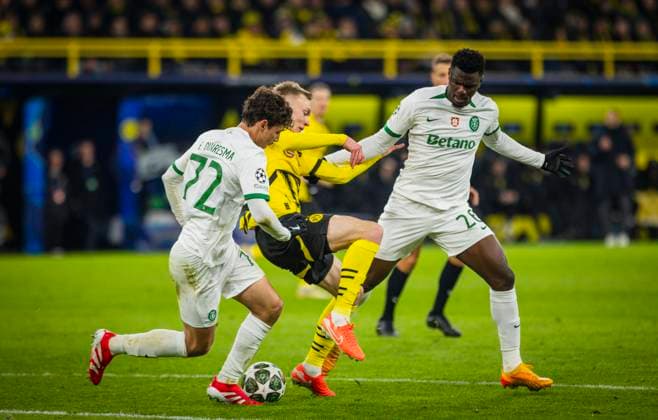 Dortmund, Germany. 19th Feb 2025. Maximilian Beier (BvB) Eduardo Quaresma, Ousmane Diomande (SP) Borussia Dortmund - Sporting Lisbon Borussia Dortmund - Sporting Lissabon 19.02.2025
