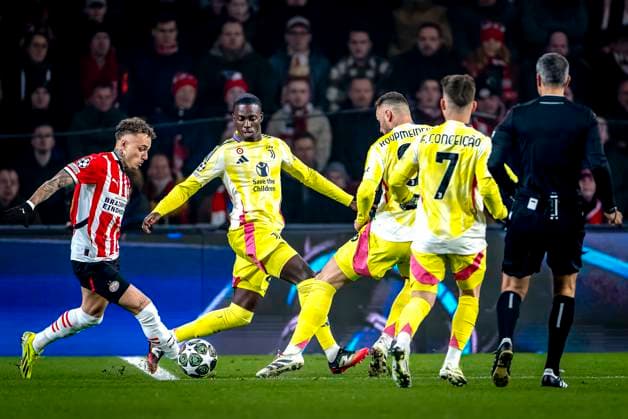 PSV Eindhoven forwarder Noa Lang, Juventus forwarder Timothy Weah during the match PSV - Juventus at the Philips stadium for the UEFA Champions League - Knockout phase play-offs - 2nd leg season 2024-2025 in EINDHOVEN, Netherlands on 19 february 2025, (photo by Marcel van Dorst EYE4images DeFodi Images)