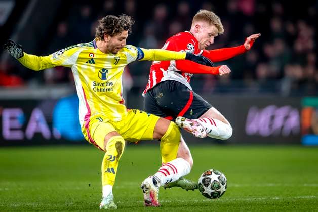Juventus midfielder Manuel Locatelli, PSV Eindhoven midfielder Jerdy Schouten during the match PSV - Juventus at the Philips stadium for the UEFA Champions League - Knockout phase play-offs - 2nd leg season 2024-2025 in EINDHOVEN, Netherlands on 19 february 2025, (photo by Marcel van Dorst EYE4images DeFodi Images)