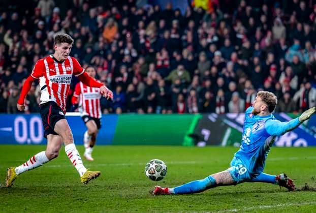 PSV Eindhoven midfielder Guus Til, Juventus goalkeeper Michele Di Gregorio during the match PSV - Juventus at the Philips stadium for the UEFA Champions League - Knockout phase play-offs - 2nd leg season 2024-2025 in EINDHOVEN, Netherlands on 19 february 2025, (photo by Marcel van Dorst EYE4images DeFodi Images)