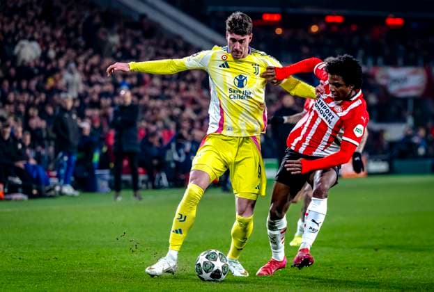 Juventus forwarder Dusan Vlahovic, PSV Eindhoven defender Tyrell Malacia during the match PSV - Juventus at the Philips stadium for the UEFA Champions League - Knockout phase play-offs - 2nd leg season 2024-2025 in EINDHOVEN, Netherlands on 19 february 2025, (photo by Marcel van Dorst EYE4images DeFodi Images)