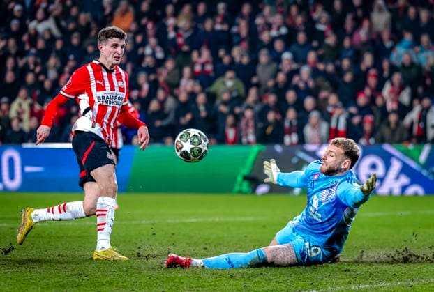 PSV Eindhoven midfielder Guus Til, Juventus goalkeeper Michele Di Gregorio during the match PSV - Juventus at the Philips stadium for the UEFA Champions League - Knockout phase play-offs - 2nd leg season 2024-2025 in EINDHOVEN, Netherlands on 19 february 2025, (photo by Marcel van Dorst EYE4images DeFodi Images)