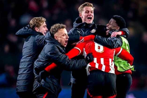 PSV Eindhoven defender Ryan Flamingo, PSV Eindhoven forwarder Noa Lang celebrating the victory after the game during the match PSV - Juventus at the Philips stadium for the UEFA Champions League - Knockout phase play-offs - 2nd leg season 2024-2025 in EINDHOVEN, Netherlands on 19 february 2025, (photo by Marcel van Dorst EYE4images DeFodi Images)
