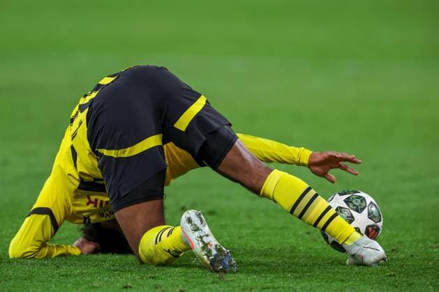 19.02.2025, Fußball, UEFA Champions League, Borussia Dortmund - Sporting Lissabon, Signal Iduna Park, Knockout phase play-offs, Saison 2024 2025: Karim Adeyemi (BVB 27) liegt auf dem Spielfeld und greift nach dem Ball Nordrhein-Westfalen Deutschland