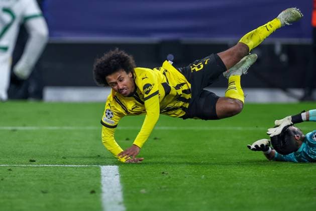 19.02.2025, Fußball, UEFA Champions League, Borussia Dortmund - Sporting Lissabon, Signal Iduna Park, Knockout phase play-offs, Saison 2024 2025: Karim Adeyemi (BVB 27) fliegt nach Foulspiel von Torwart Rui Silva (Sporting 24) im Strafraum durch die Luft Nordrhein-Westfalen Deutschland