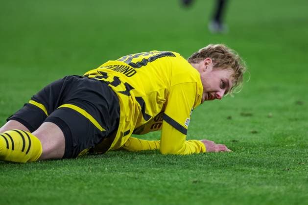 19.02.2025, Fußball, UEFA Champions League, Borussia Dortmund - Sporting Lissabon, Signal Iduna Park, Knockout phase play-offs, Saison 2024 2025: Julian Brandt (BVB 10) liegt enttäuscht auf dem Spielfeld Enttäuschung Nordrhein-Westfalen Deutschland