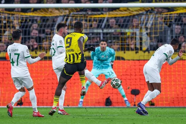 19.02.2025, Fußball, UEFA Champions League, Borussia Dortmund - Sporting Lissabon, Signal Iduna Park, Knockout phase play-offs, Saison 2024 2025: Ricardo Esgaio (Sporting 47) Goncalo Inacio (Sporting 25) Matheus Reis (Sporting 2) im Zweikampf gegen Serhou Guirassy (BVB 9) vor dem Tor von Torwart Rui Silva (Sporting 24) Nordrhein-Westfalen Deutschland