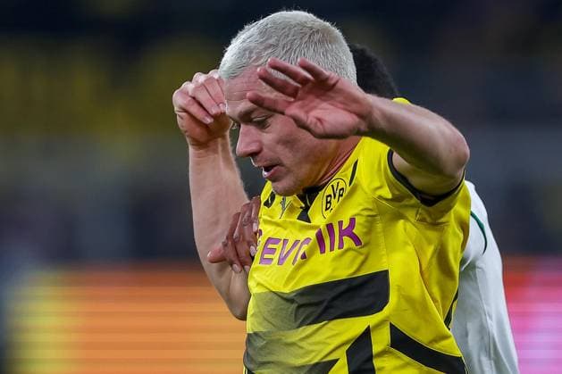 19.02.2025, Fußball, UEFA Champions League, Borussia Dortmund - Sporting Lissabon, Signal Iduna Park, Knockout phase play-offs, Saison 2024 2025: Julian Ryerson (BVB 26) im Zweikampf Nordrhein-Westfalen Deutschland