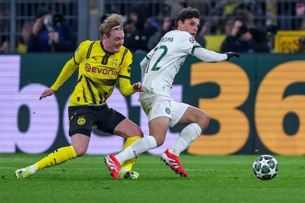19.02.2025, Fußball, UEFA Champions League, Borussia Dortmund - Sporting Lissabon, Signal Iduna Park, Knockout phase play-offs, Saison 2024 2025: Julian Brandt (BVB 10) im Zweikampf gegen Eduardo Quaresma (Sporting 72) Nordrhein-Westfalen Deutschland