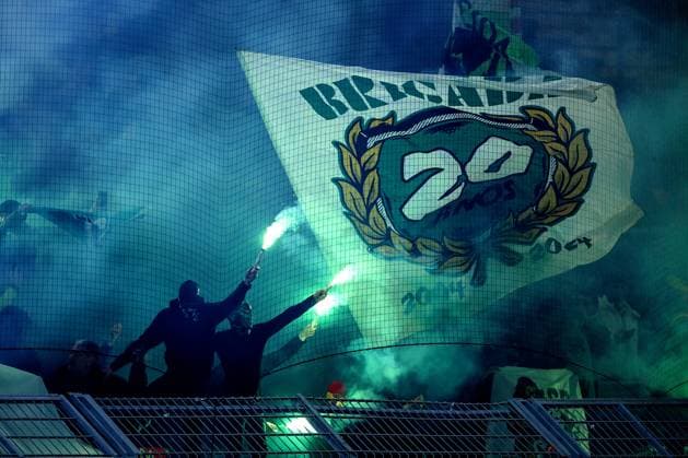 19.02.2025, Fußball, UEFA Champions League, Borussia Dortmund - Sporting Lissabon, Signal Iduna Park, Knockout phase play-offs, Saison 2024 2025: Pyrotechnik im Gästeblock Bengalisches Feuer Choreo Nordrhein-Westfalen Deutschland