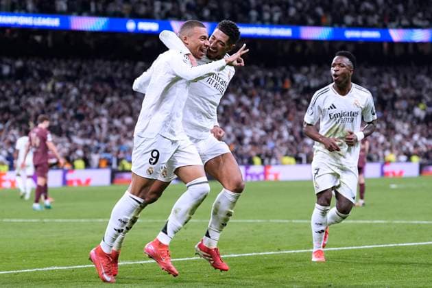 MBAPPE Kylian Team Real Madrid jubelt nach seinem dritten Tor mit BELLINGHAM Jude UEFA Champions League Saison 2024 - 2025 Spiel Real Madrid - Manchester City 3 : 1 am 19.02.2025 in Madrid DFL REGULATIONS PROHIBIT ANY USE OF PHOTOGRAPHS as IMAGE SEQUENCES and or QUASI-VIDEO Copyright: xLacixPerenyix