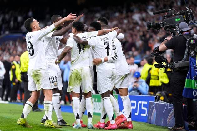 MBAPPE Kylian Team Real Madrid jubelt nach seinem dritten Tor mit BELLINGHAM Jude UEFA Champions League Saison 2024 - 2025 Spiel Real Madrid - Manchester City 3 : 1 am 19.02.2025 in Madrid DFL REGULATIONS PROHIBIT ANY USE OF PHOTOGRAPHS as IMAGE SEQUENCES and or QUASI-VIDEO Copyright: xLacixPerenyix