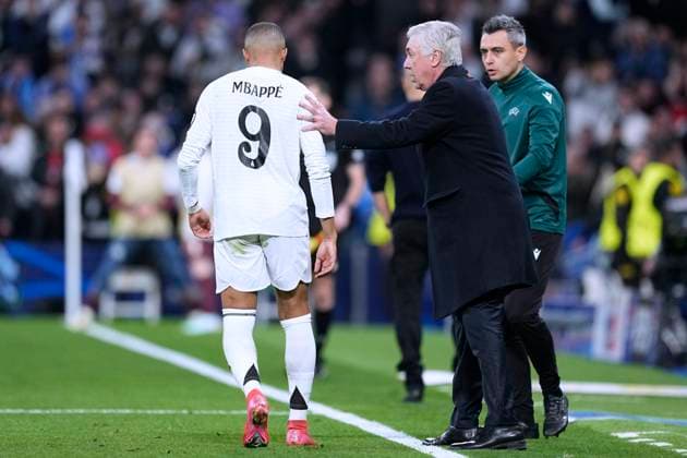 ANCELOTTI Carlo Trainer Team Real Madrid mit MBAPPE Kylian UEFA Champions League Saison 2024 - 2025 Spiel Real Madrid - Manchester City 3 : 1 am 19.02.2025 in Madrid DFL REGULATIONS PROHIBIT ANY USE OF PHOTOGRAPHS as IMAGE SEQUENCES and or QUASI-VIDEO Copyright: xLacixPerenyix