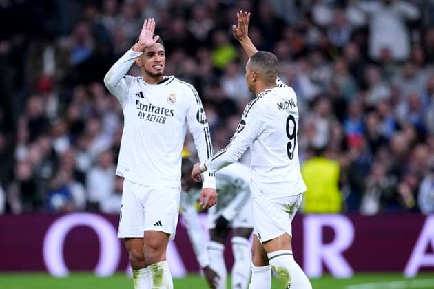 MBAPPE Kylian Team Real Madrid jubelt nach seinem dritten Tor mit BELLINGHAM Jude UEFA Champions League Saison 2024 - 2025 Spiel Real Madrid - Manchester City 3 : 1 am 19.02.2025 in Madrid DFL REGULATIONS PROHIBIT ANY USE OF PHOTOGRAPHS as IMAGE SEQUENCES and or QUASI-VIDEO Copyright: xLacixPerenyix