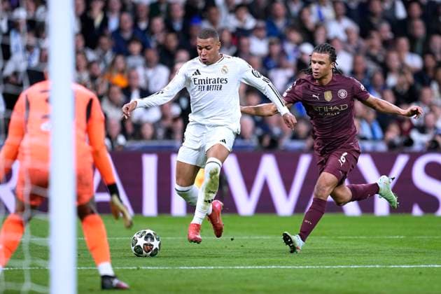 MBAPPE Kylian Team Real Madrid mit AKE UEFA Champions League Saison 2024 - 2025 Spiel Real Madrid - Manchester City 3 : 1 am 19.02.2025 in Madrid DFL REGULATIONS PROHIBIT ANY USE OF PHOTOGRAPHS as IMAGE SEQUENCES and or QUASI-VIDEO Copyright: xLacixPerenyix