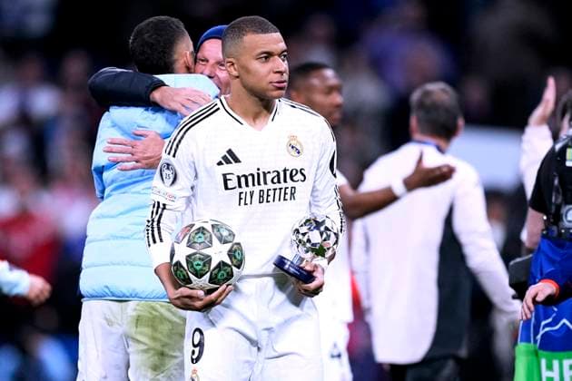 MBAPPE Kylian Team Real Madrid nach dem Spiel Player of the match UEFA Champions League Saison 2024 - 2025 Spiel Real Madrid - Manchester City 3 : 1 am 19.02.2025 in Madrid DFL REGULATIONS PROHIBIT ANY USE OF PHOTOGRAPHS as IMAGE SEQUENCES and or QUASI-VIDEO Copyright: xLacixPerenyix