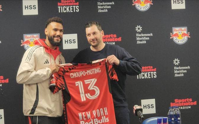New York Red Bulls press conference, PK, Pressekonferenz German coach Sandro Schwarz (R) attends a press conference at Illustrated Stadium in Harrison, New Jersey, on February 19, 2025. Schwarz, with striker Eric Maxim Choupo-Moting (L), shows the number 13 jersey that Choupo-Moting will wear for his team. Eric enters his first season with the Red Bulls after signing a two-year contract with MLS, Fussball Herren, USA through 2026, with an option for 2027 as a Designated Player in December 2024. NEW JERSEY United States  Copyright: xDeccioxSerranox originalFilename:serrano-notitle250219_npYth.jpg