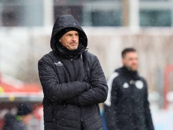 Skeptisch . . . Unterhachings Trainer Heiko HERRLICH. Fussball, Unterhaching - Saarbruecken. Fußball 3.Liga, SpVgg Unterhaching - 1. FC Saarbrücken 2:0, 19.Spieltag, Saison 2024-2025, am 16.02.2025 in Unterhaching, U H L S P O R T P A R K, Deutschland. Quelle Copyright Credit : Oryk HAIST