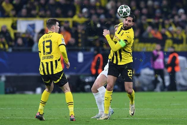 Fußball Champions League Play-off Borussia Dortmund - Sporting Lissabon am 19.02.2025 im Signal Iduna Park in Dortmund Pascal Groß ( Dortmund ), links - Emre Can ( Dortmund ), rechts - Conrad Harder ( Lissabon ), hinten