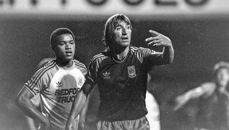 820831 Football, English Division One 1982-1983, Luton - West Ham: Lutins Brian Stein and West Hams Billy Bonds. Photo: BILDBYRAN D178_03 D178_03 scanx football fotboll Division One first division england season 1982-1983 1982-83 1982 83 1982 Luton West Ham bbeng dia Copyright: BILDBYRAN BB820831BB011