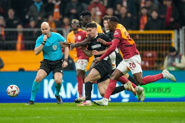 2025-02-20 Galatasaray v AZ Alkmaar - UEFA Europa League 2024 25 League Knockout Play-off Second Leg ISTANBUL, TURKEY - FEBRUARY 20: Mayckel Lahdo of AZ Alkmaar and Carlos Cuesta of Galatasaray battle for possession during a UEFA Europa League 2024 25 League Knockout Play-off Second Leg match between Galatasaray and AZ Alkmaar at RAMS Park on February 20, 2025 in Istanbul, Turkey. Istanbul RAMS Park Turkey Content not available for redistribution in The Netherlands directly or indirectly through any third parties. Copyright: xEdxvanxdexPolx