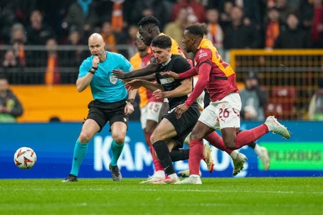 2025-02-20 Galatasaray v AZ Alkmaar - UEFA Europa League 2024 25 League Knockout Play-off Second Leg ISTANBUL, TURKEY - FEBRUARY 20: Mayckel Lahdo of AZ Alkmaar and Carlos Cuesta of Galatasaray battle for possession during a UEFA Europa League 2024 25 League Knockout Play-off Second Leg match between Galatasaray and AZ Alkmaar at RAMS Park on February 20, 2025 in Istanbul, Turkey. Istanbul RAMS Park Turkey Content not available for redistribution in The Netherlands directly or indirectly through any third parties. Copyright: xEdxvanxdexPolx