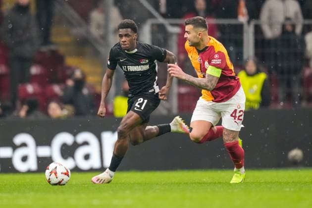 2025-02-20 Galatasaray v AZ Alkmaar - UEFA Europa League 2024 25 League Knockout Play-off Second Leg ISTANBUL, TURKEY - FEBRUARY 20: Ernest Poku of AZ Alkmaar and Abdülkerim BardakcÄ± of Galatasaray battle for possession during a UEFA Europa League 2024 25 League Knockout Play-off Second Leg match between Galatasaray and AZ Alkmaar at RAMS Park on February 20, 2025 in Istanbul, Turkey. Istanbul RAMS Park Turkey Content not available for redistribution in The Netherlands directly or indirectly through any third parties. Copyright: xEdxvanxdexPolx