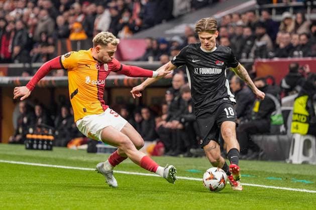 Sport Bilder des Tages 2025-02-20 Galatasaray v AZ Alkmaar - UEFA Europa League 2024 25 League Knockout Play-off Second Leg ISTANBUL, TURKEY - FEBRUARY 20: BarÄ±Åü Alper YÄ±lmaz of Galatasaray and David Moller Wolfe of AZ Alkmaar battle for possession during a UEFA Europa League 2024 25 League Knockout Play-off Second Leg match between Galatasaray and AZ Alkmaar at RAMS Park on February 20, 2025 in Istanbul, Turkey. Istanbul RAMS Park Turkey Content not available for redistribution in The Netherlands directly or indirectly through any third parties. Copyright: xEdxvanxdexPolx