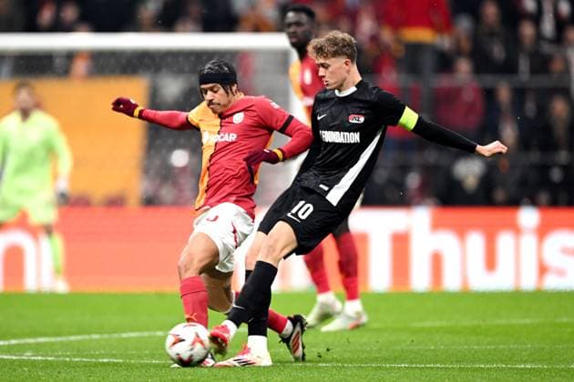 ISTANBUL - (l-r) Gabriel Sara of Galatasaray SK, Sven Mijnans of AZ Alkmaar during the Europa League playoff match between Galatasaray SK and AZ Alkmaar at the Ali Sami Yen Spor Kompleksi stadium on Feb. 20, 2025 in Istanbul, Turkey. ANP UEFA Europa League 2024 25 League Knockout Play-off Second Leg 2024 25 xVIxANPxSportx xxANPxIVx 520454990 originalFilename: 520454990.jpg
