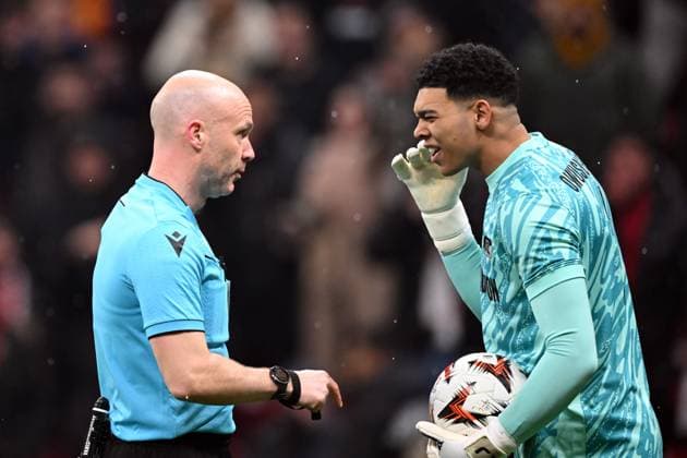 ISTANBUL - (l-r) Referee Anthony Taylor, AZ goalkeeper Rome-Jayden Owusu-Oduro during the Europa League playoff match between Galatasaray SK and AZ Alkmaar at the Ali Sami Yen Spor Kompleksi stadium on Feb. 20, 2025 in Istanbul, Turkey. ANP UEFA Europa League 2024 25 League Knockout Play-off Second Leg 2024 25 xVIxANPxSportx xxANPxIVx 520455257 originalFilename: 520455257.jpg