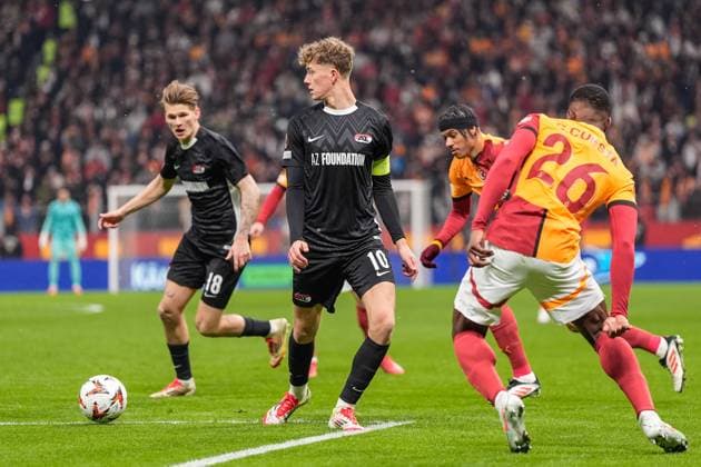 2025-02-20 Galatasaray v AZ Alkmaar - UEFA Europa League 2024 25 League Knockout Play-off Second Leg ISTANBUL, TURKEY - FEBRUARY 20: Sven Mijnans of AZ Alkmaar passes the ball to David Moller Wolfe of AZ Alkmaar during a UEFA Europa League 2024 25 League Knockout Play-off Second Leg match between Galatasaray and AZ Alkmaar at RAMS Park on February 20, 2025 in Istanbul, Turkey. Istanbul RAMS Park Turkey Content not available for redistribution in The Netherlands directly or indirectly through any third parties. Copyright: xEdxvanxdexPolx