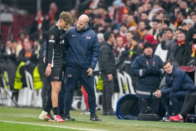 2025-02-20 Galatasaray v AZ Alkmaar - UEFA Europa League 2024 25 League Knockout Play-off Second Leg ISTANBUL, TURKEY - FEBRUARY 20: Sven Mijnans of AZ Alkmaar walks away during a UEFA Europa League 2024 25 League Knockout Play-off Second Leg match between Galatasaray and AZ Alkmaar at RAMS Park on February 20, 2025 in Istanbul, Turkey. Istanbul RAMS Park Turkey Content not available for redistribution in The Netherlands directly or indirectly through any third parties. Copyright: xEdxvanxdexPolx