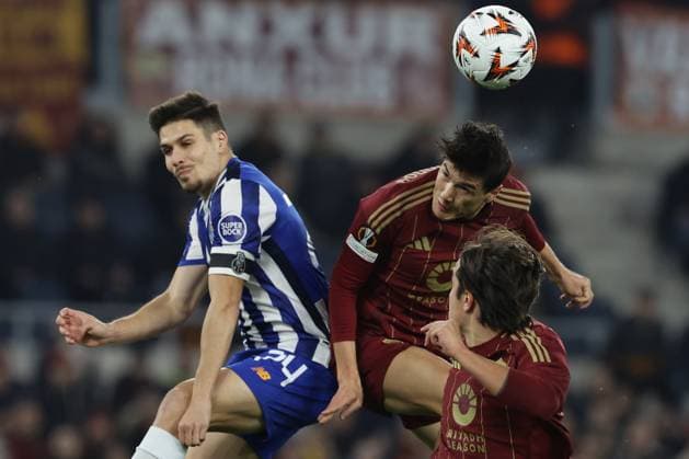 EFA Europa League Knockout Phase Playoff - Second Leg between AS Roma vs Porto Roma™s forward Eldor Shomurodov challenges for the ball with Porto™s Argentinian defender Nehuen Perez during UEFA Europa League Knockout Phase Playoff - Second Leg between AS Roma vs Porto at Olimpico stadium on February 20, 2025 in Rome, Italy. ABPH0024 Copyright: xAntonioxBalascox