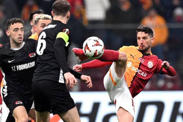 ISTANBUL - (l-r) Zico Buurmeester of AZ Alkmaar, Peer Koopmeiners of AZ Alkmaar, Dries Mertens of Galatasaray SK during the Europa League playoff match between Galatasaray SK and AZ Alkmaar at the Ali Sami Yen Spor Kompleksi stadium on Feb. 20, 2025 in Istanbul, Turkey. ANP UEFA Europa League 2024 25 League Knockout Play-off Second Leg 2024 25 xVIxANPxSportx xxANPxIVx 520455938 originalFilename: 520455938.jpg