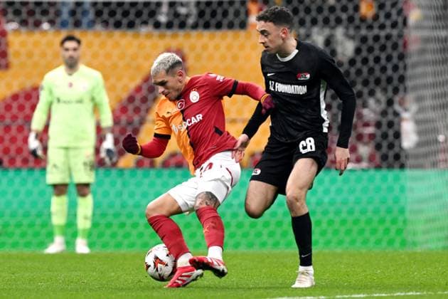 ISTANBUL - (l-r) Lucas Torreira of Galatasaray SK, Zico Buurmeester of AZ Alkmaar during the Europa League playoff match between Galatasaray SK and AZ Alkmaar at the Ali Sami Yen Spor Kompleksi stadium on Feb. 20, 2025 in Istanbul, Turkey. ANP UEFA Europa League 2024 25 League Knockout Play-off Second Leg 2024 25 xVIxANPxSportx xxANPxIVx 520456073 originalFilename: 520456073.jpg