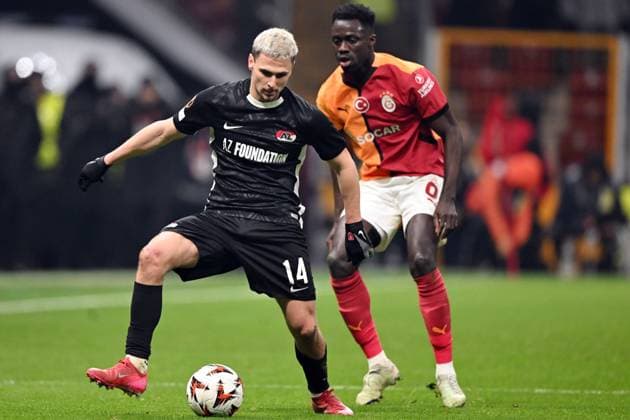 ISTANBUL - (l-r) Kristijan Belic of AZ Alkmaar, Davinson Sanchez of Galatasaray SK during the Europa League playoff match between Galatasaray SK and AZ Alkmaar at the Ali Sami Yen Spor Kompleksi stadium on Feb. 20, 2025 in Istanbul, Turkey. ANP UEFA Europa League 2024 25 League Knockout Play-off Second Leg 2024 25 xVIxANPxSportx xxANPxIVx 520456223 originalFilename: 520456223.jpg