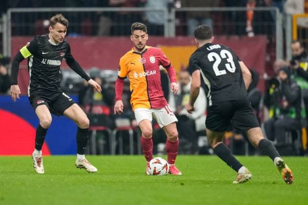 2025-02-20 Galatasaray v AZ Alkmaar - UEFA Europa League 2024 25 League Knockout Play-off Second Leg ISTANBUL, TURKEY - FEBRUARY 20: Peer Koopmeiners of AZ Alkmaar and Dries Mertens of Galatasaray battle for possession during a UEFA Europa League 2024 25 League Knockout Play-off Second Leg match between Galatasaray and AZ Alkmaar at RAMS Park on February 20, 2025 in Istanbul, Turkey. Istanbul RAMS Park Turkey Content not available for redistribution in The Netherlands directly or indirectly through any third parties. Copyright: xEdxvanxdexPolx