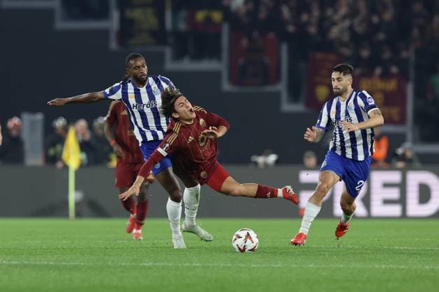 EFA Europa League Knockout Phase Playoff - Second Leg between AS Roma vs Porto Porto s Brazilian defender Otavio challenges for the ball with Roma™s Argentinian forward Paulo Dybala during UEFA Europa League Knockout Phase Playoff - Second Leg between AS Roma vs Porto at Olimpico stadium on February 20, 2025 in Rome, Italy. ABPH0310 Copyright: xAntonioxBalascox